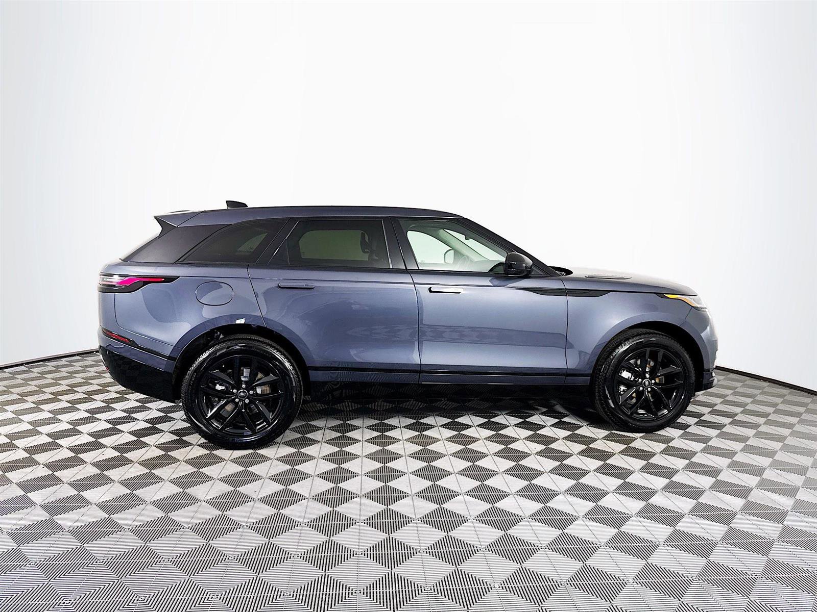 2025 Land Rover Range Rover Velar SE photo 4