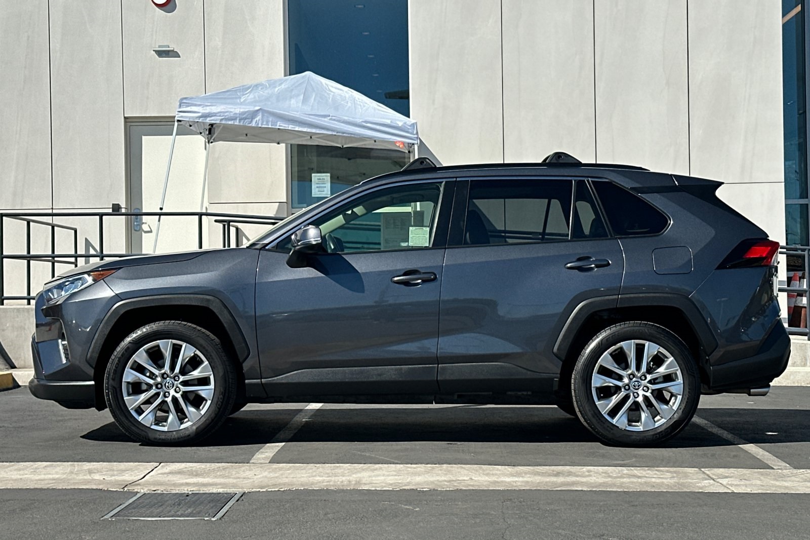2020 Toyota RAV4 XLE Premium photo 5