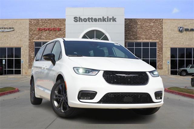 2026 Chrysler Pacifica Select's photo