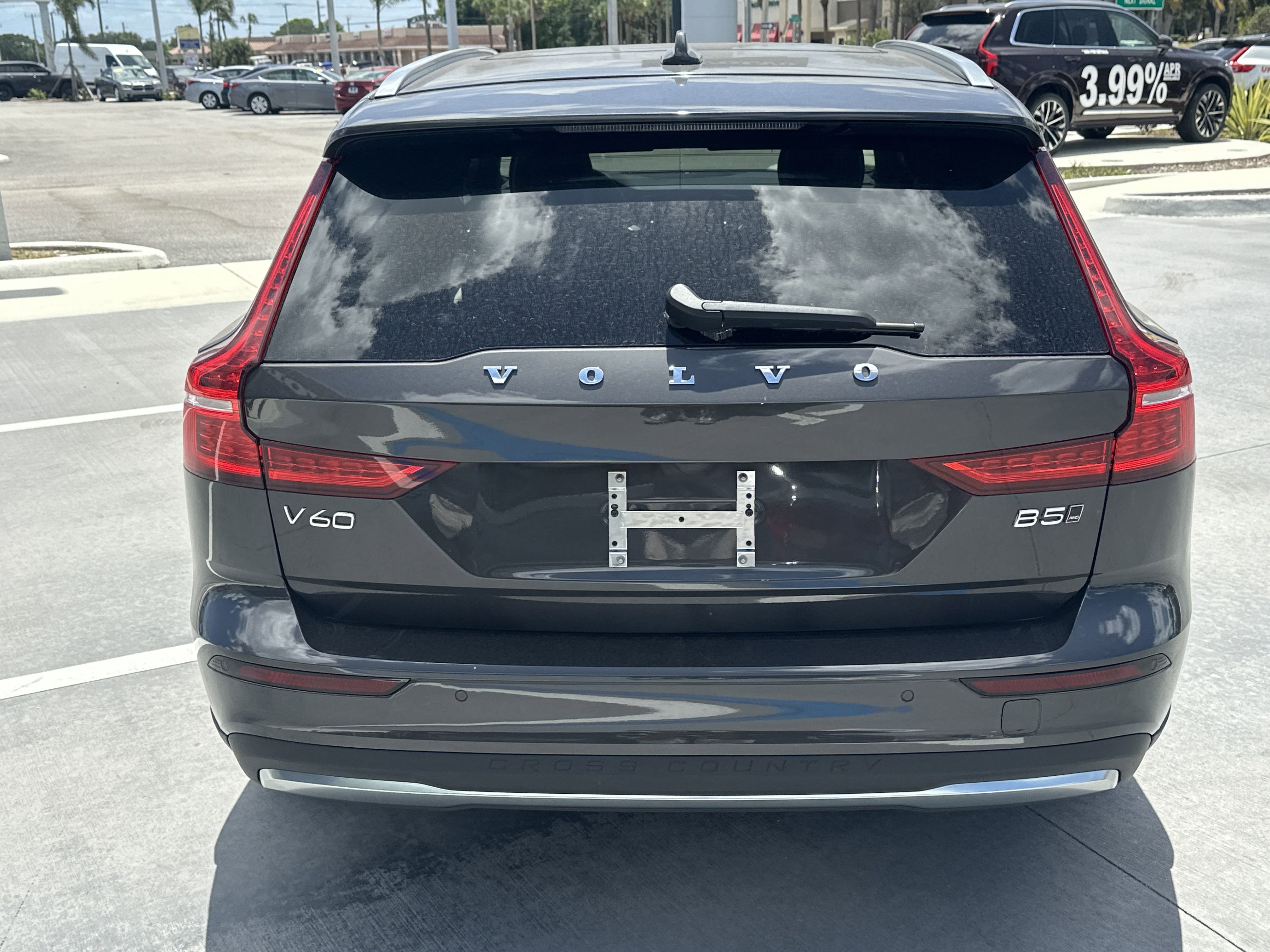 2025 Volvo V60 Cross Country B5 AWD photo 4