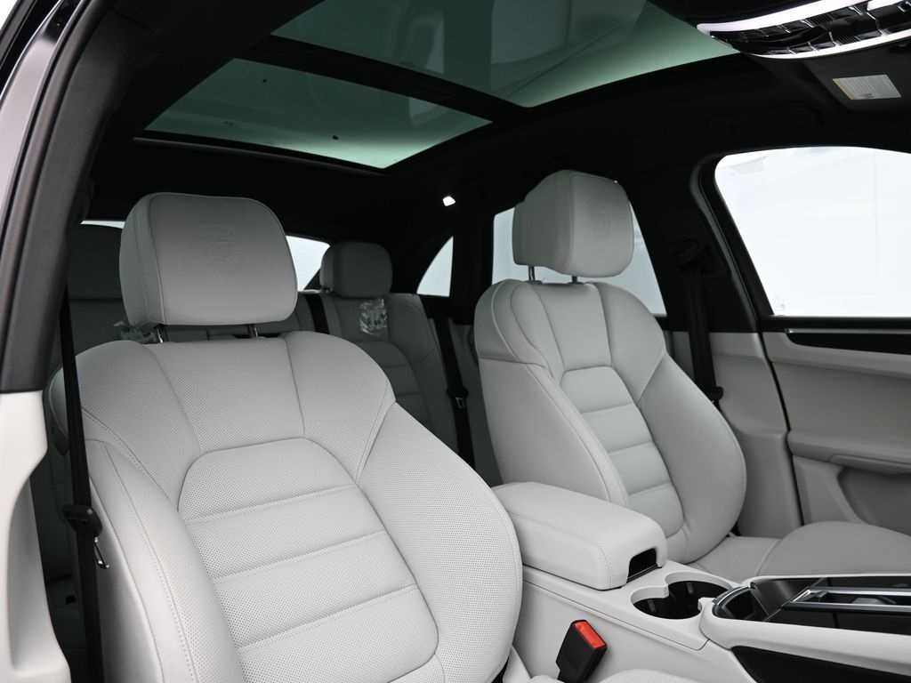 2026 Porsche Macan GTS photo 24