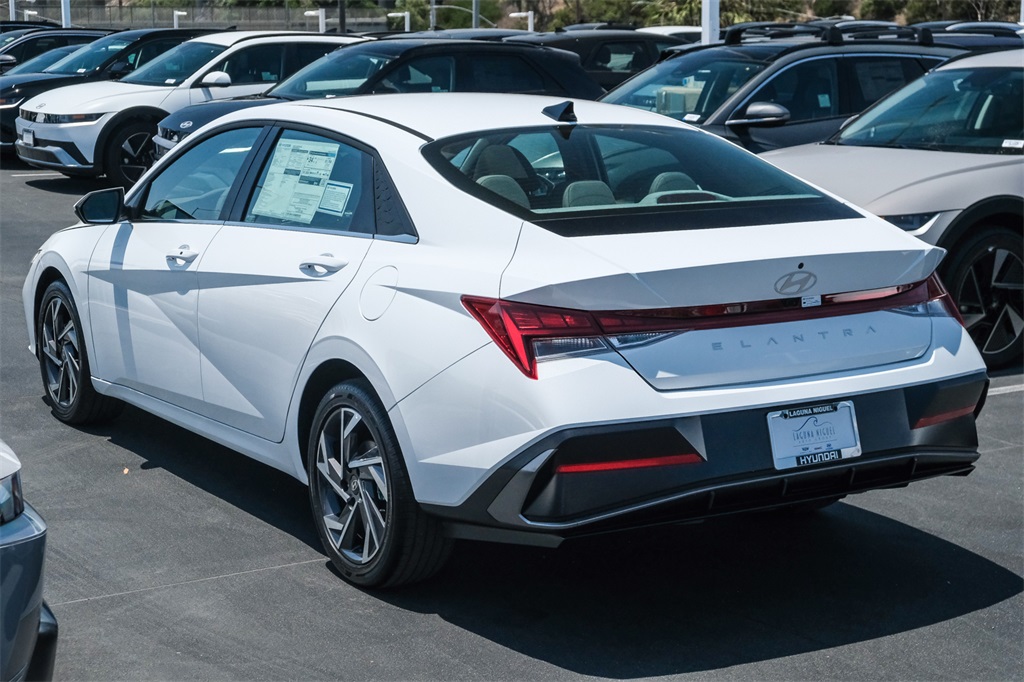 2025 Hyundai Elantra SEL Convenience photo 4