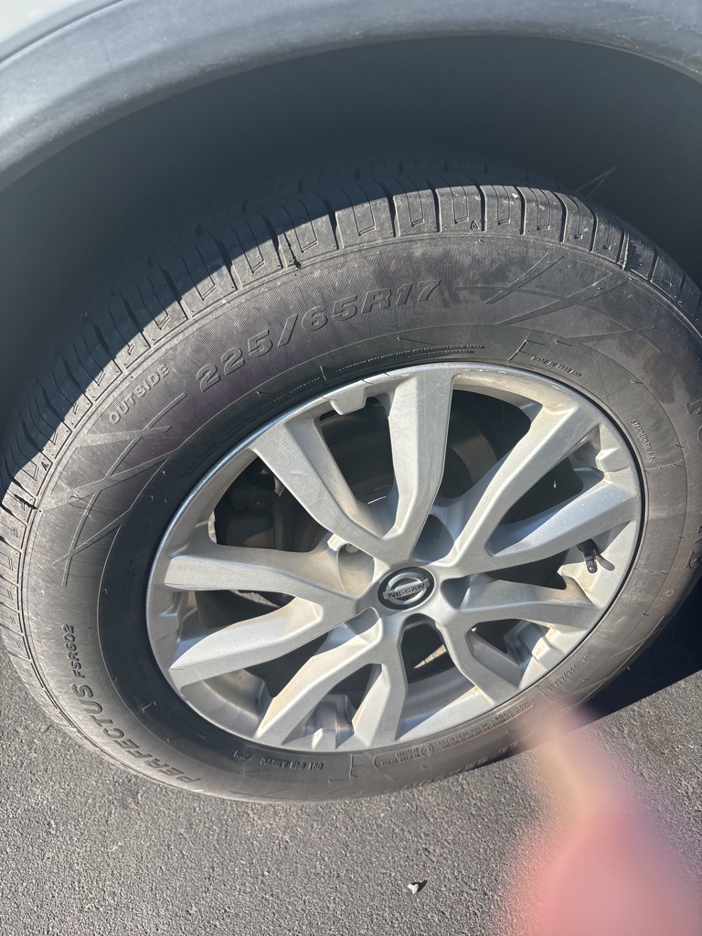 2019 Nissan Rogue SV photo 3