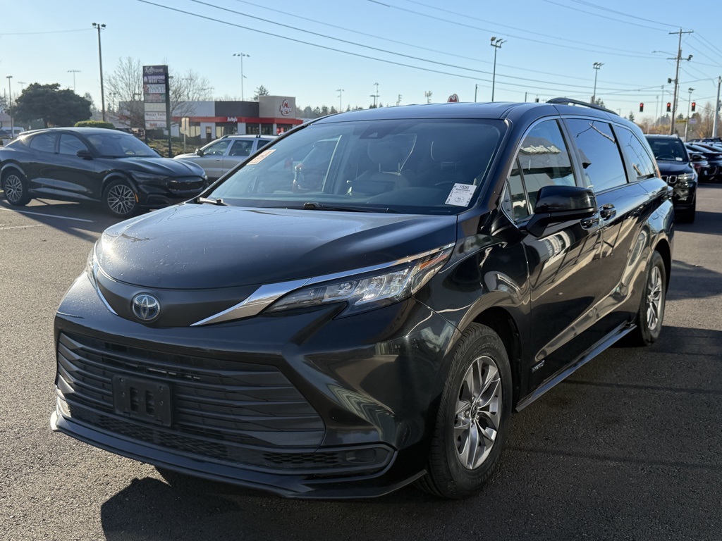 2021 Toyota Sienna LE photo 3