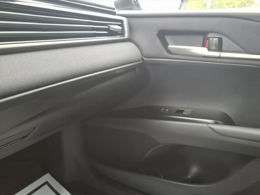 2025 Toyota Camry Hybrid LE photo 17