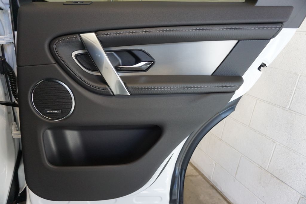 2025 Land Rover Discovery Sport SE photo 24