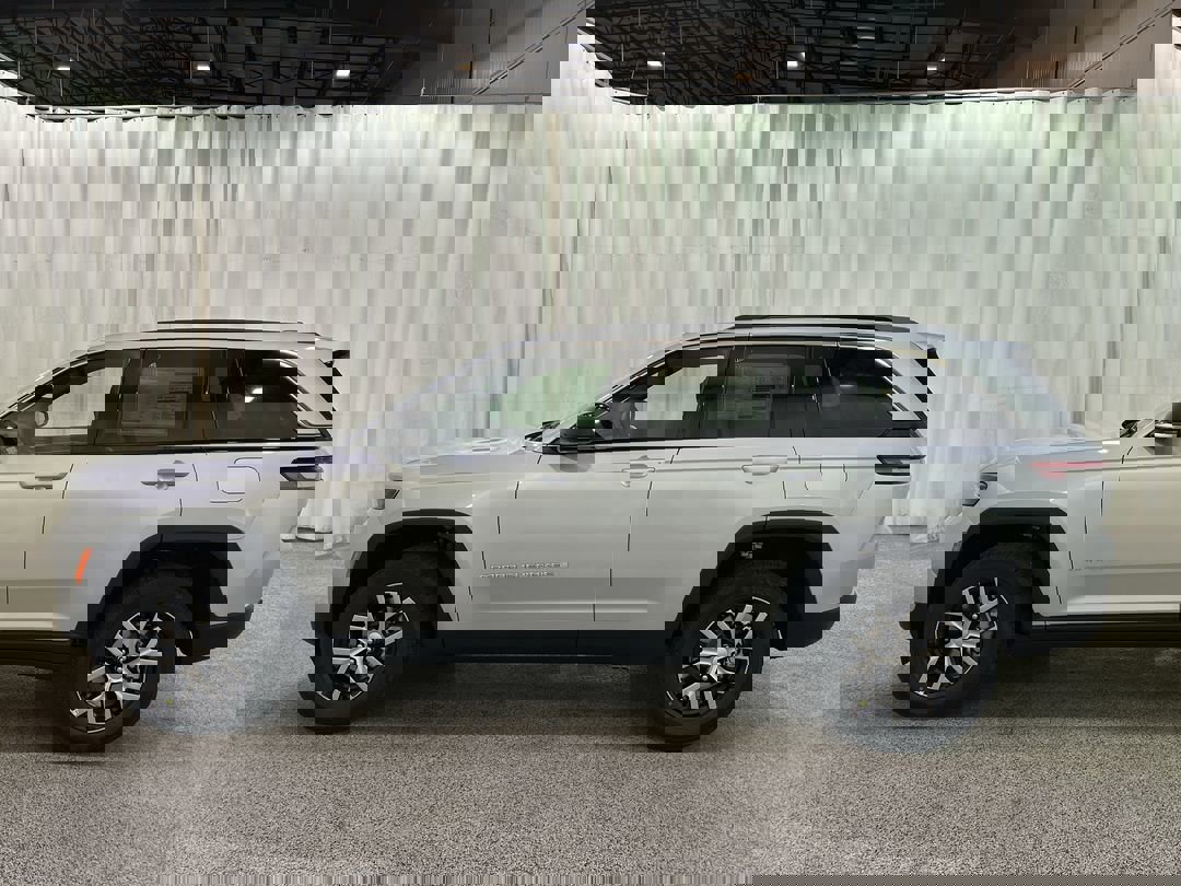 2025 Jeep Grand Cherokee Limited photo 2