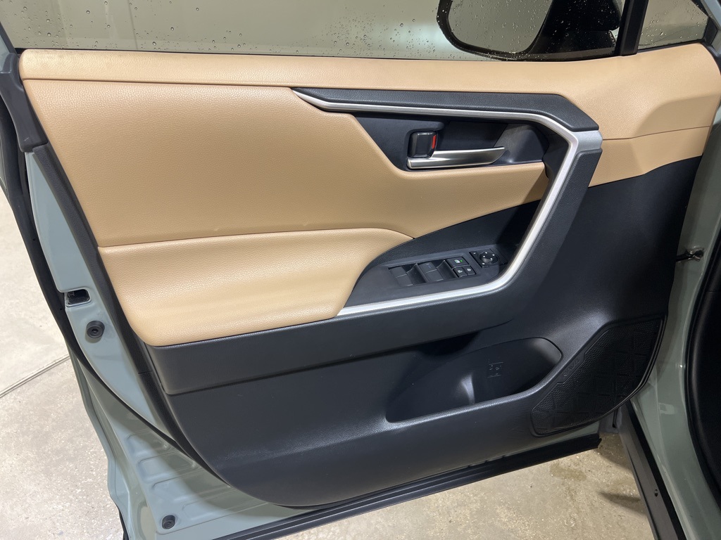 2020 Toyota RAV4 XLE photo 9