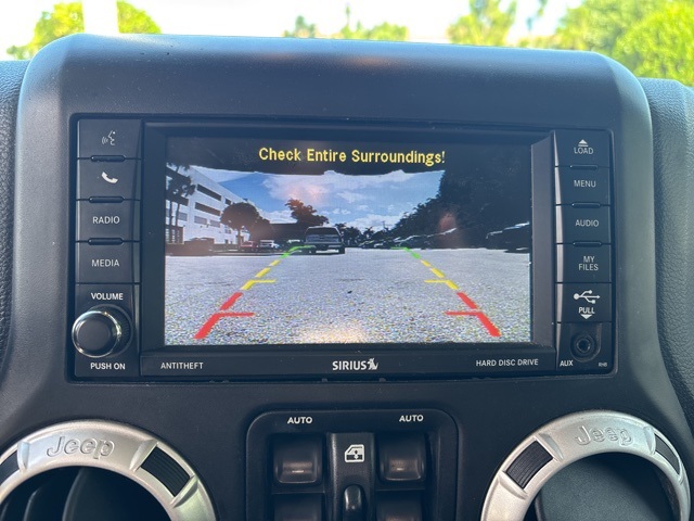 2014 Jeep Wrangler Unlimited Sahara photo 11
