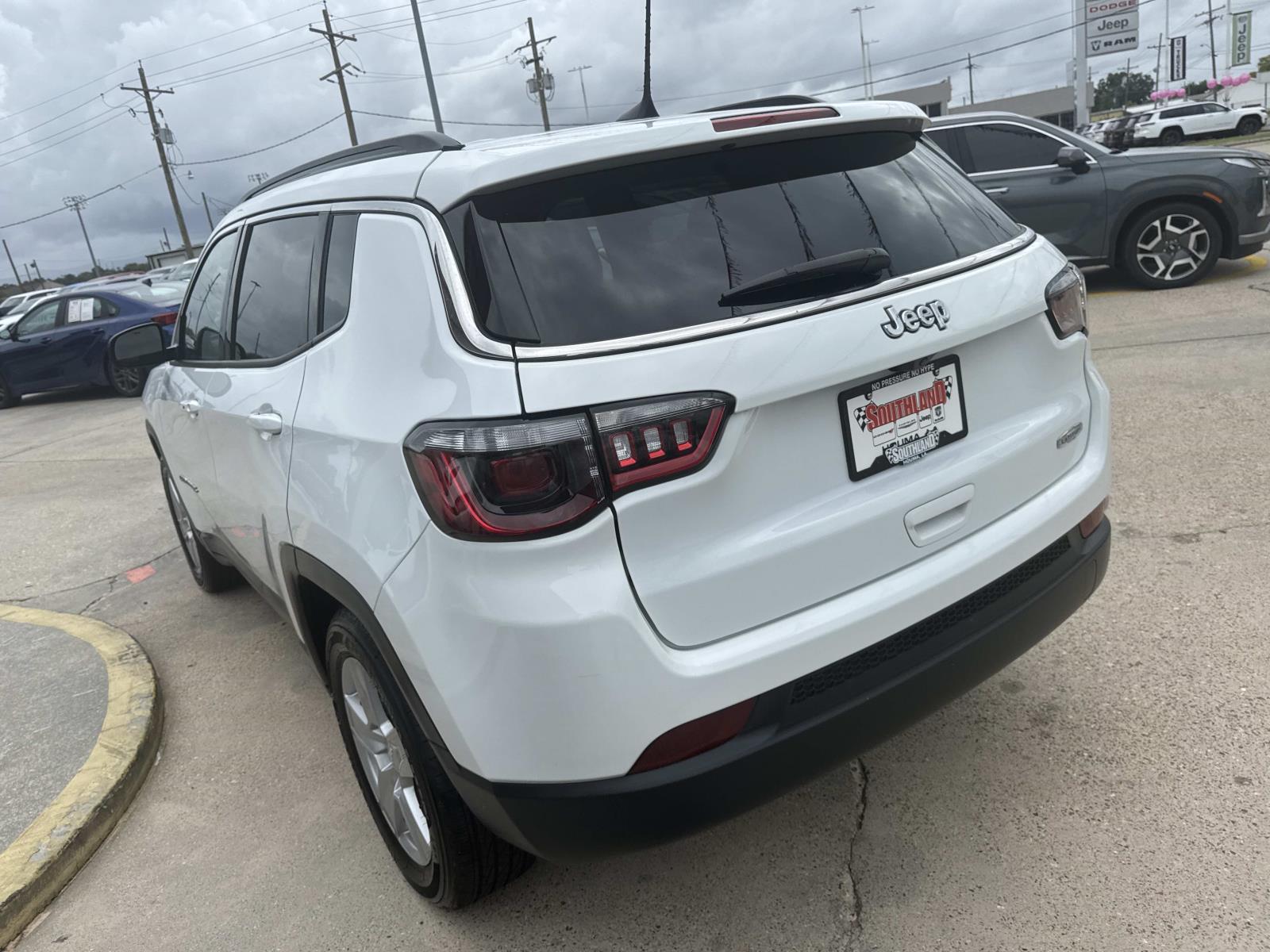 2022 Jeep Compass Latitude photo 2