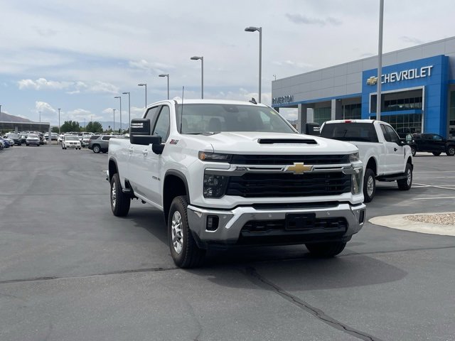 2025 Chevrolet Silverado 2500HD LT photo 2