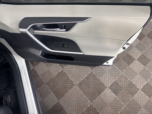 2022 Toyota RAV4 Hybrid XLE photo 12
