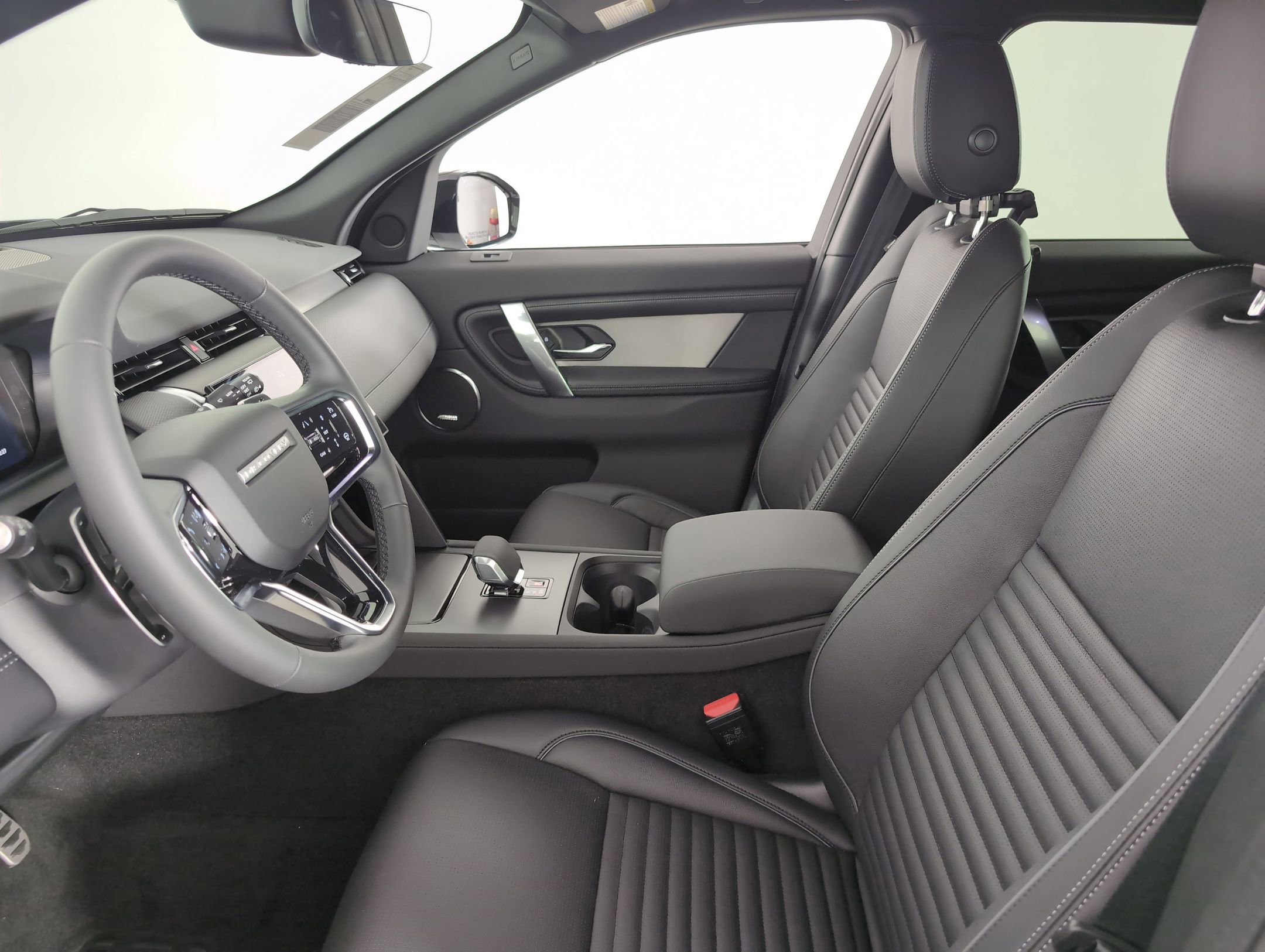 2025 Land Rover Discovery Sport Dynamic SE photo 4