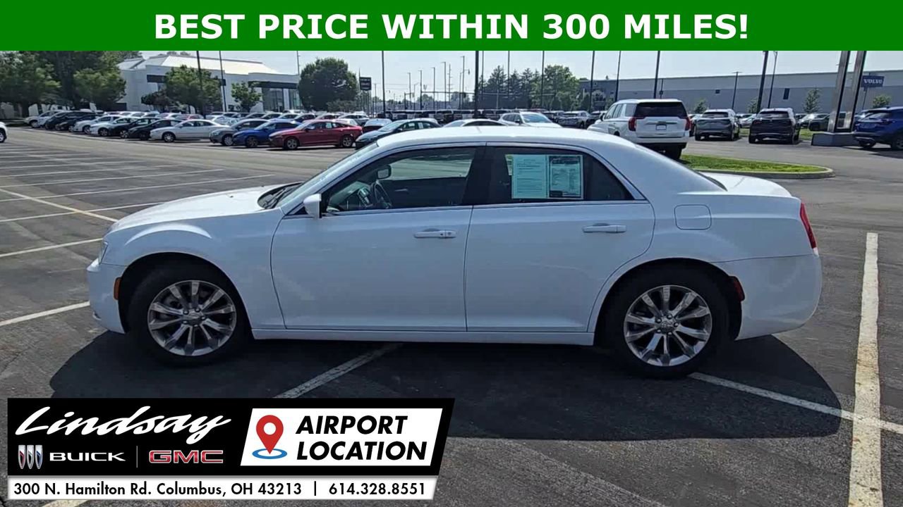 2022 Chrysler 300 Touring photo 4