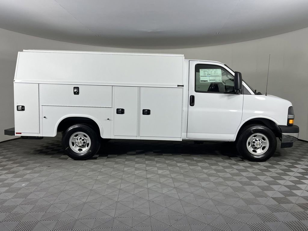 2024 Chevrolet Express Cutaway 3500 photo 4