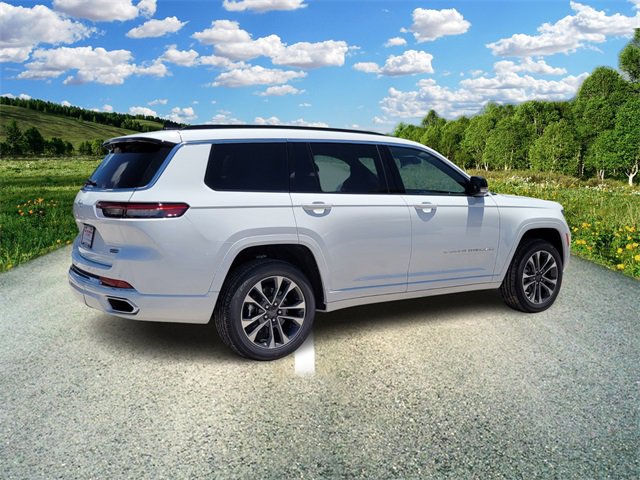 2025 Jeep Grand Cherokee Overland photo 3