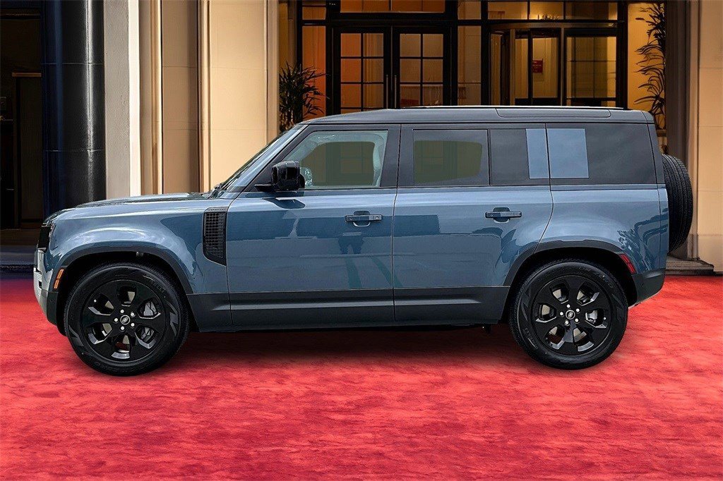2025 Land Rover Defender 110 S photo 2