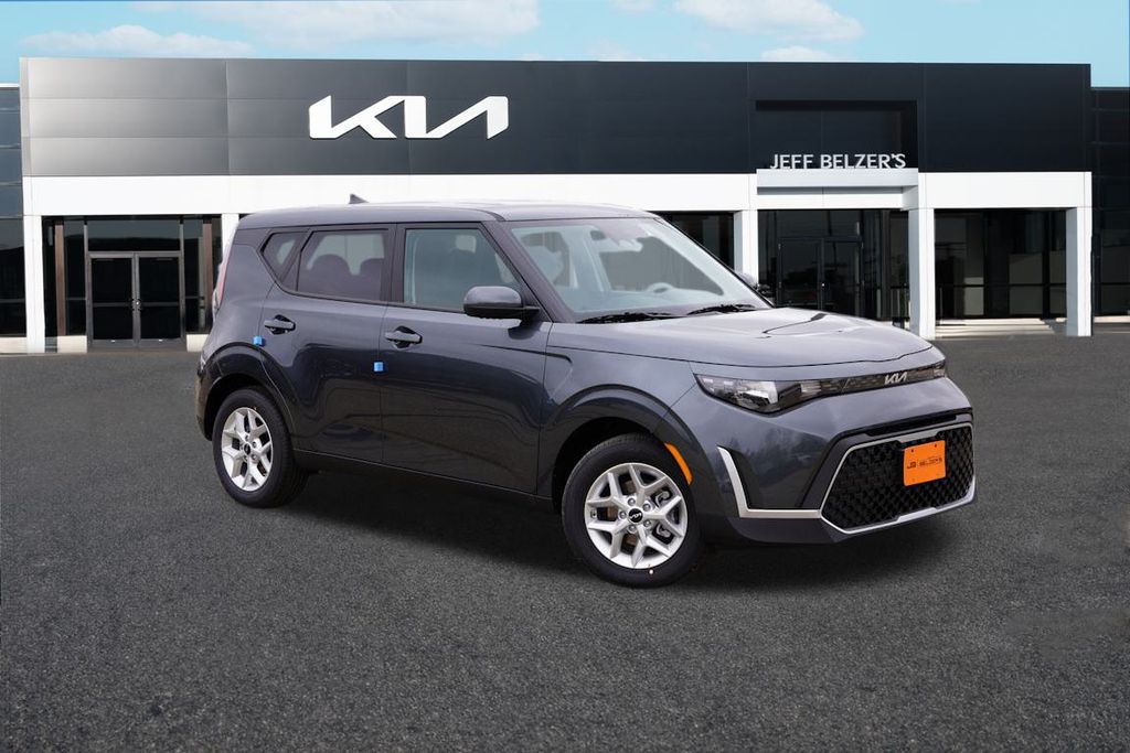 2025 Kia Soul LX's photo