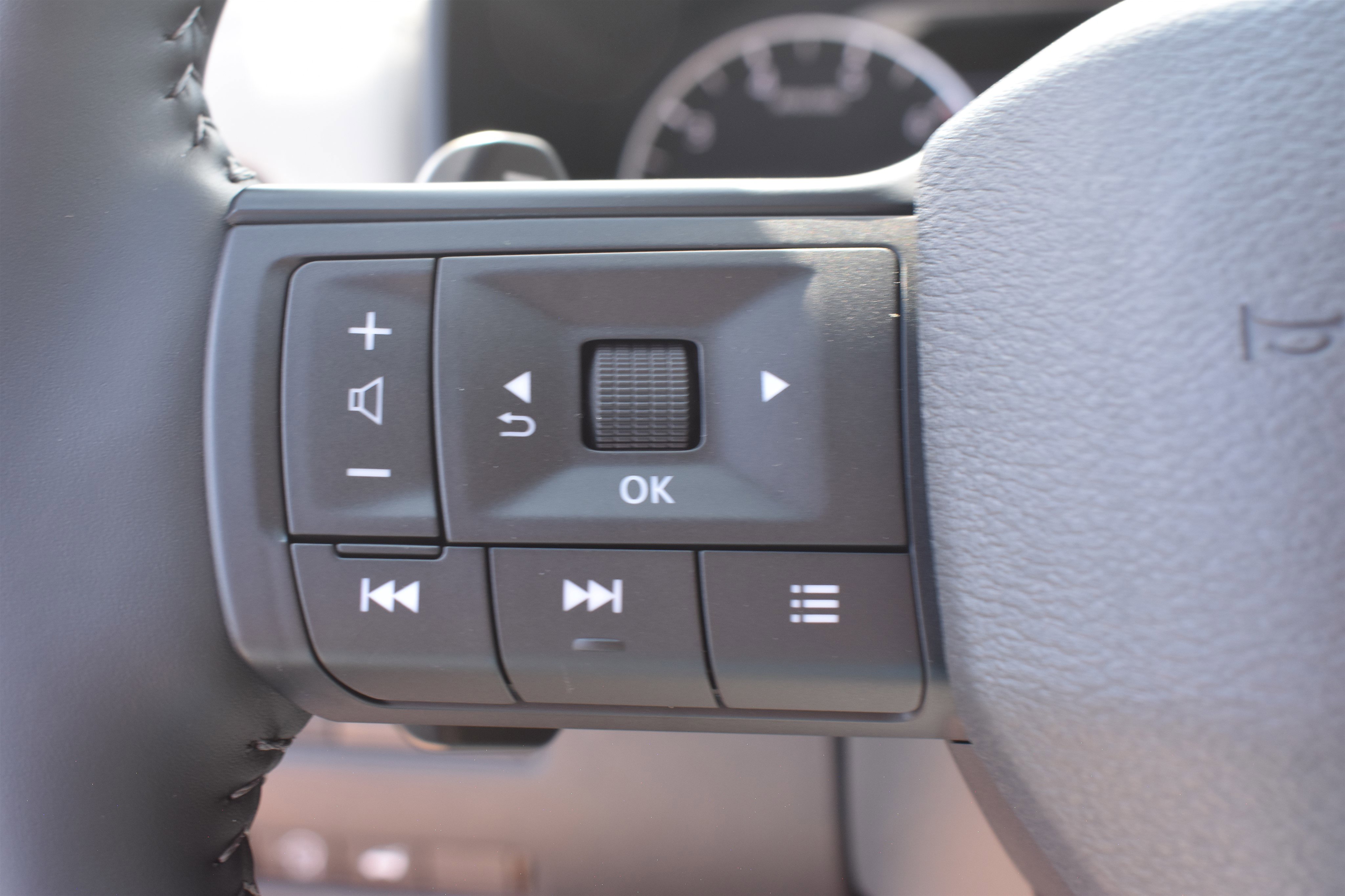 2026 Nissan Rogue SV photo 8