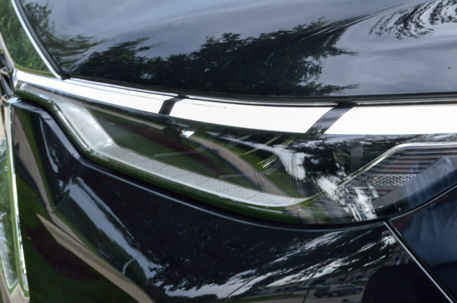 New 2025 Mineral Black INFINITI LUXE image 4