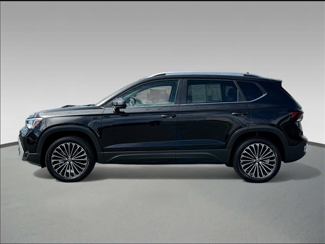 2025 Volkswagen Taos SE photo 3