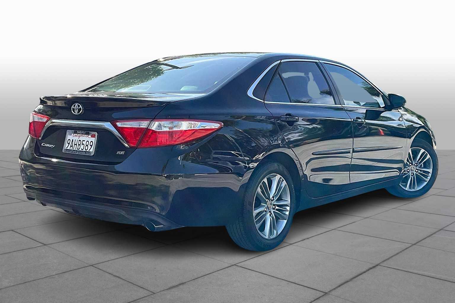2017 Toyota Camry SE photo 12