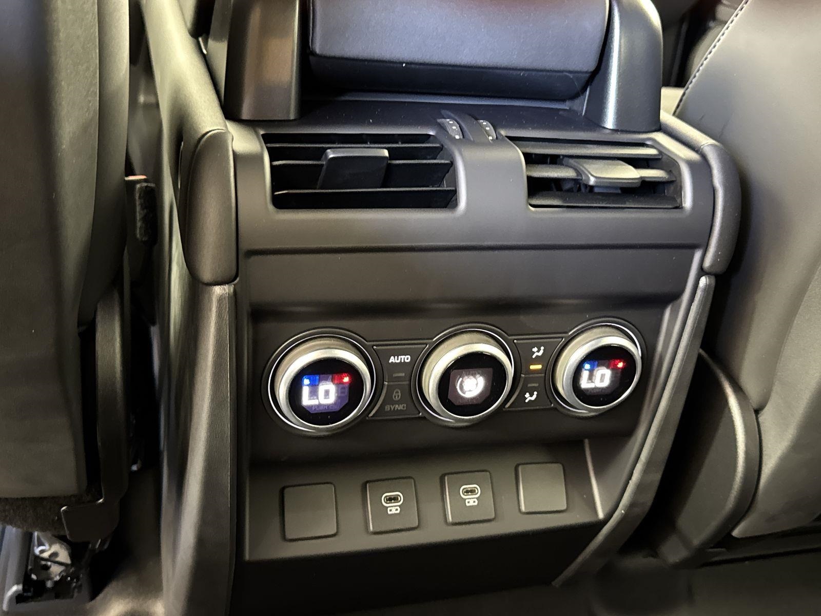 2025 Land Rover Defender 110 X-Dynamic SE photo 24