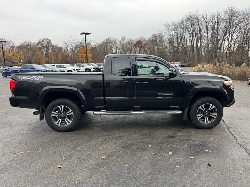 2019 Toyota Tacoma TRD Sport photo 2