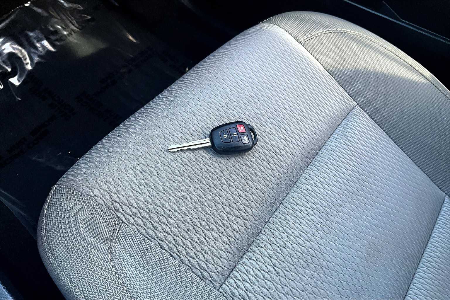 2014 Toyota Corolla LE photo 12