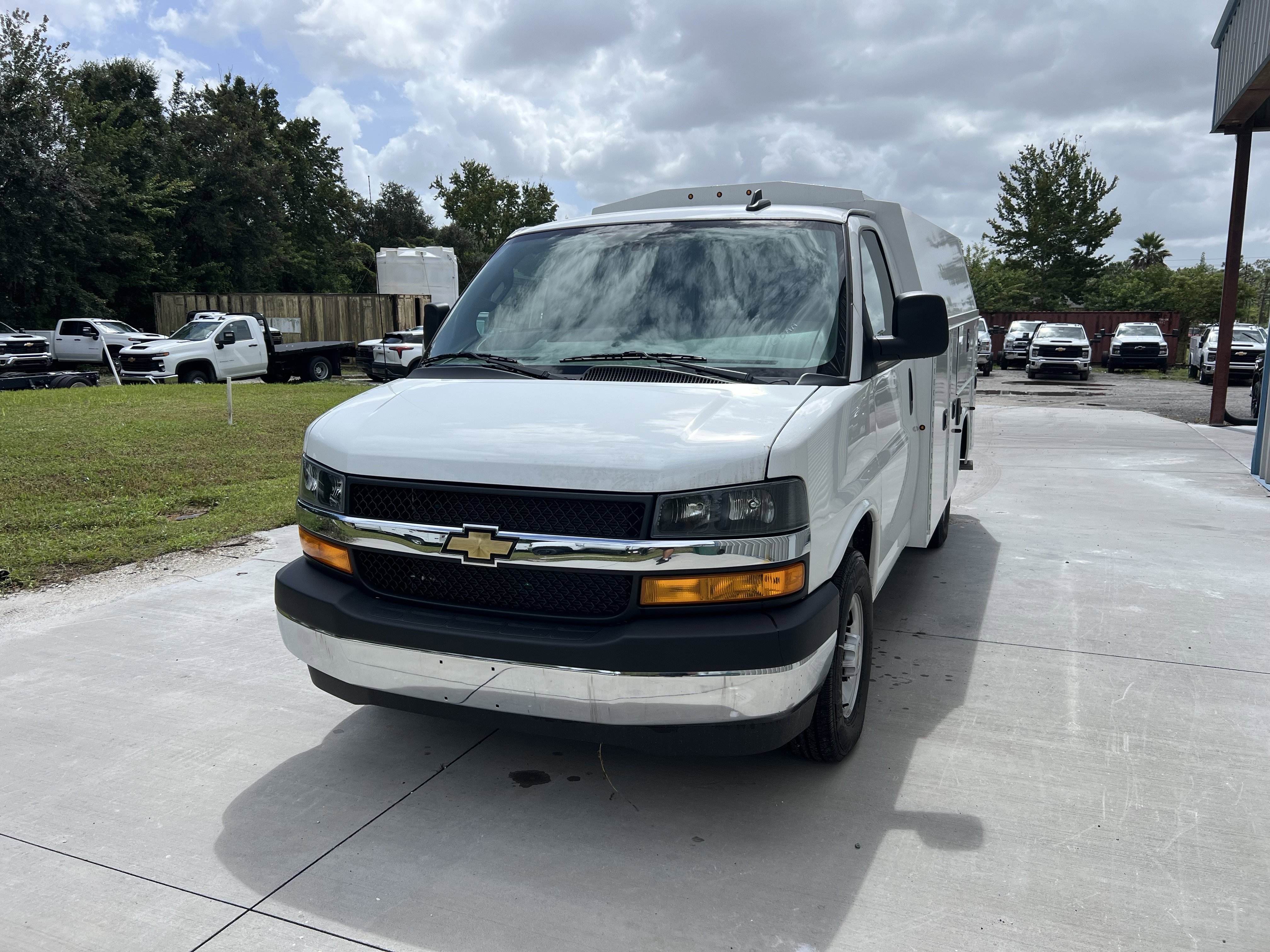 2025 Chevrolet Express Cutaway Base's photo