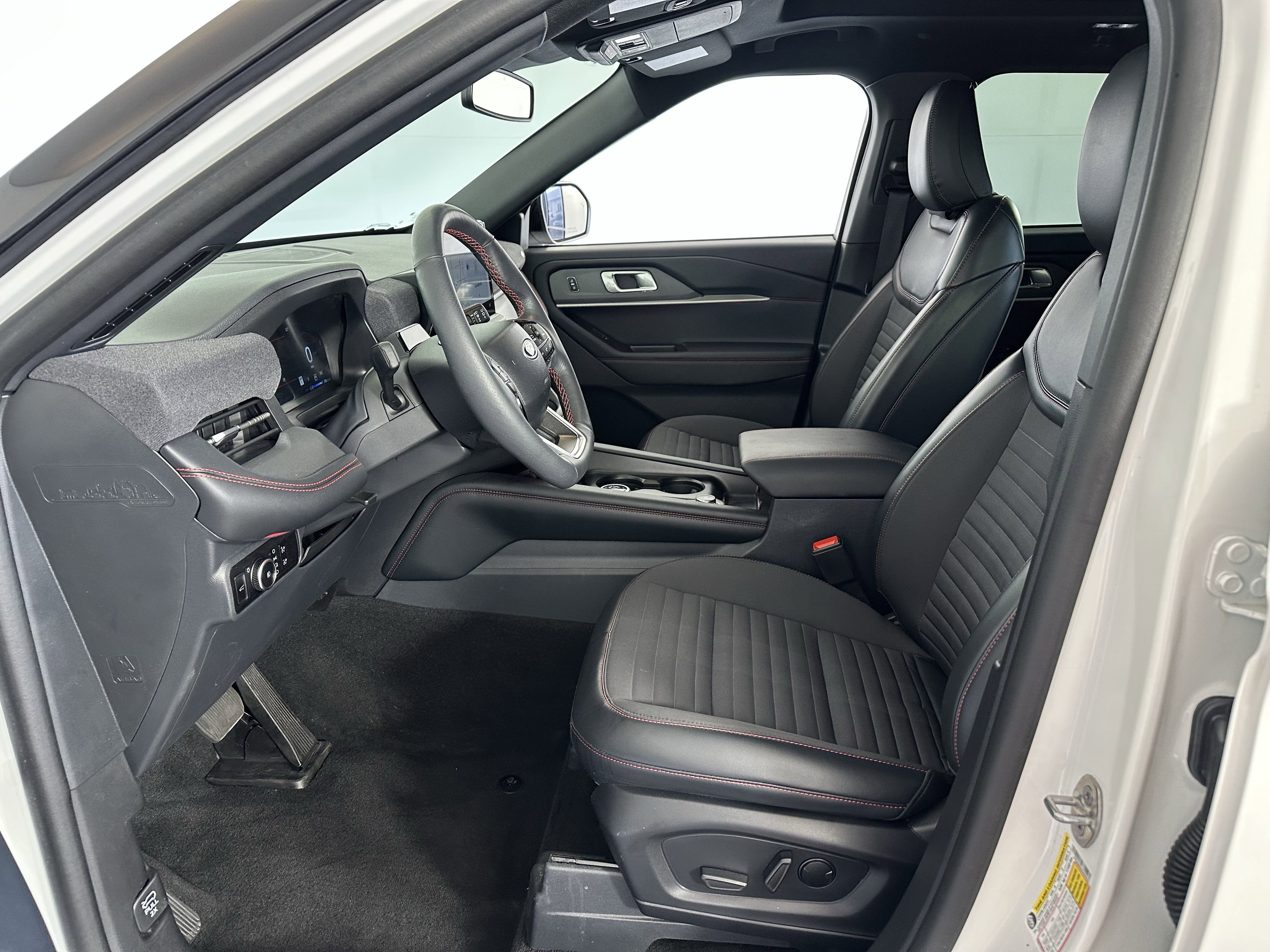 2025 Ford Explorer ST-Line Sport photo 4