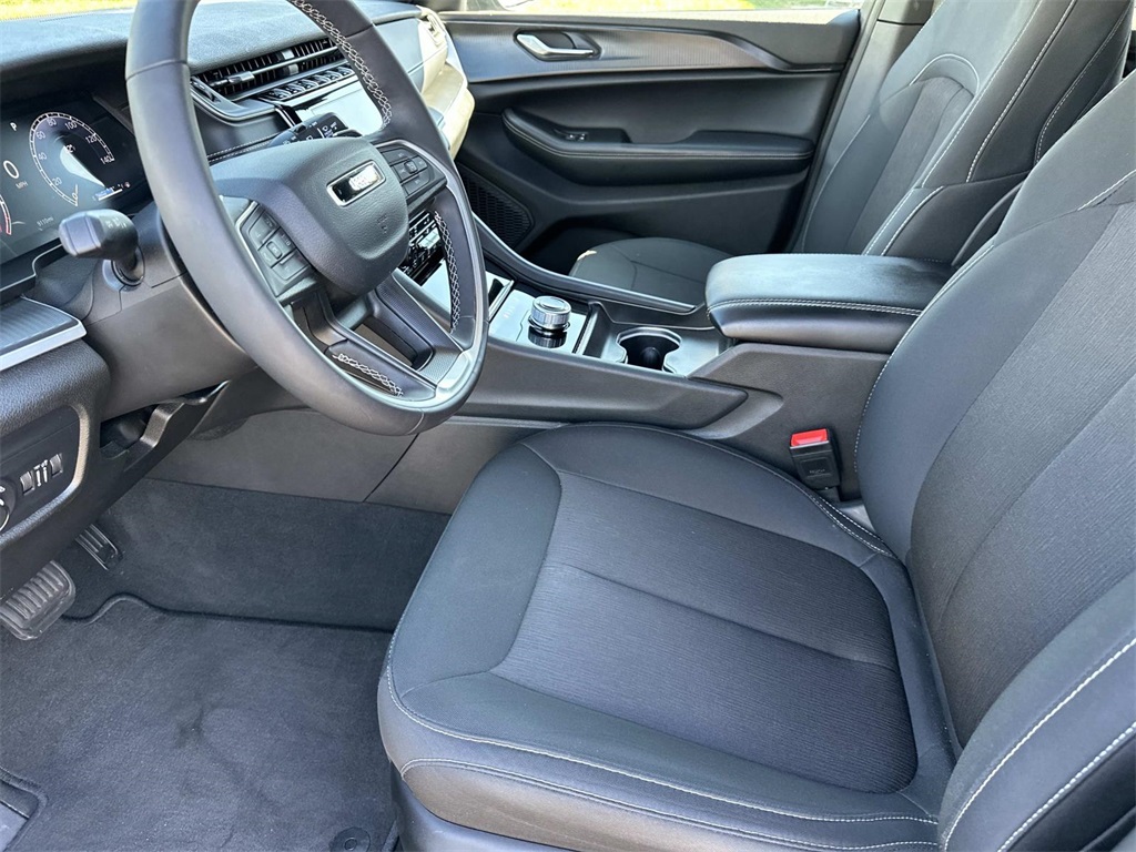 2025 Jeep Grand Cherokee Laredo photo 12