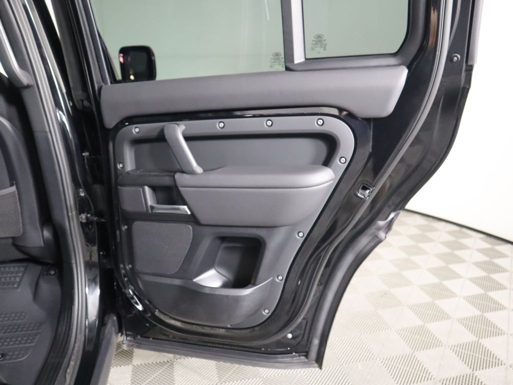 2025 Land Rover Defender 130 V8 photo 25
