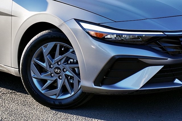 2024 Hyundai Elantra SEL photo 3