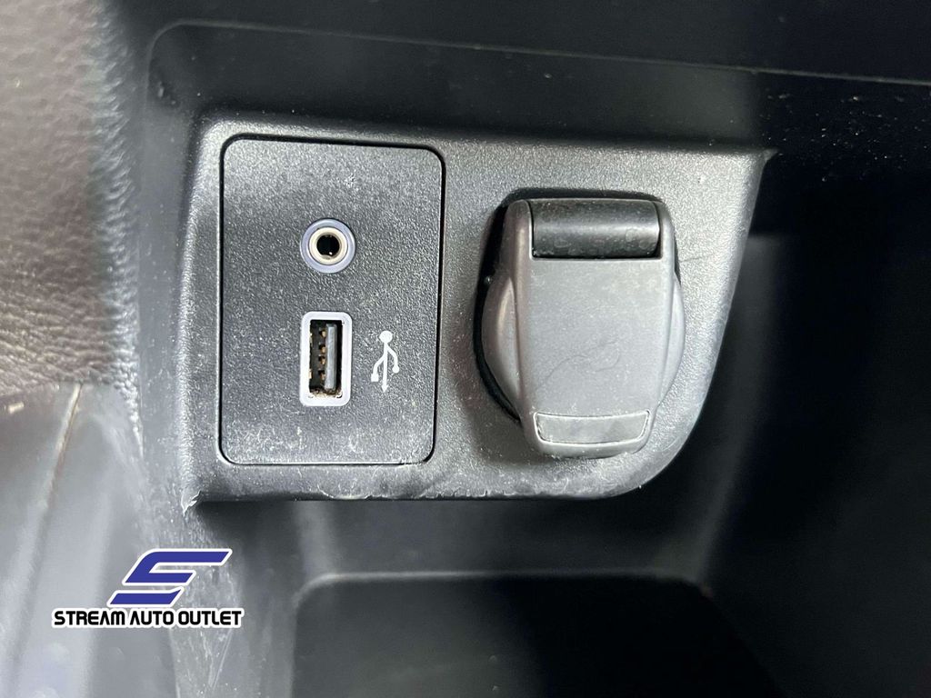 2025 Nissan Versa 1.6 S photo 25