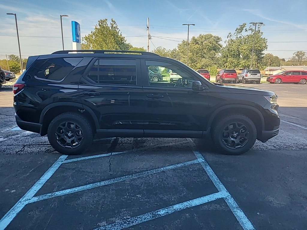 2025 Honda Pilot TrailSport photo 2