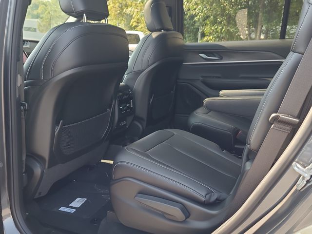 2025 Jeep Grand Cherokee Limited photo 8