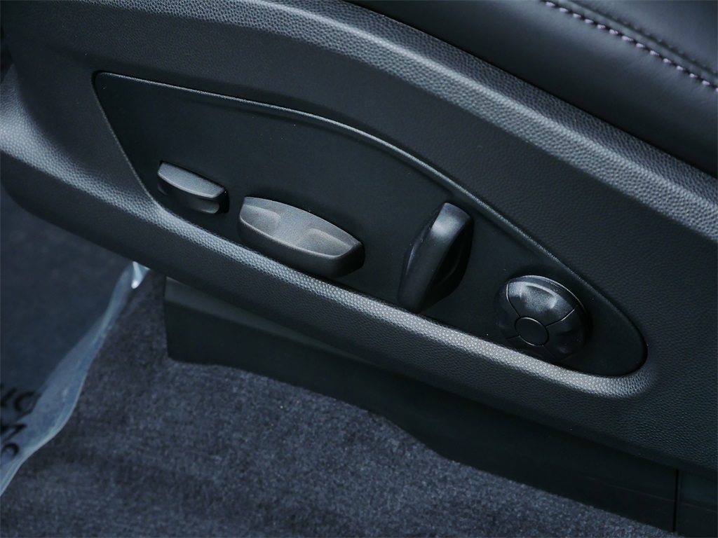 2025 Porsche Macan Electric 4 photo 12