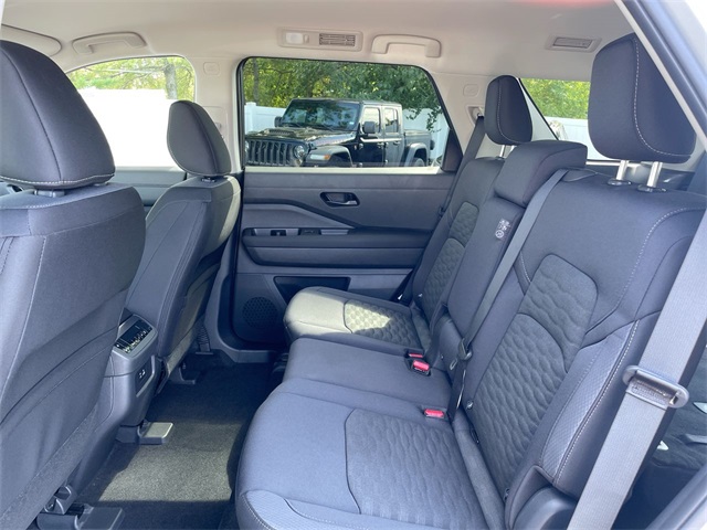 2025 Nissan Pathfinder SV photo 28