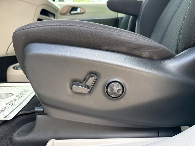 2023 Chrysler Voyager LX photo 16