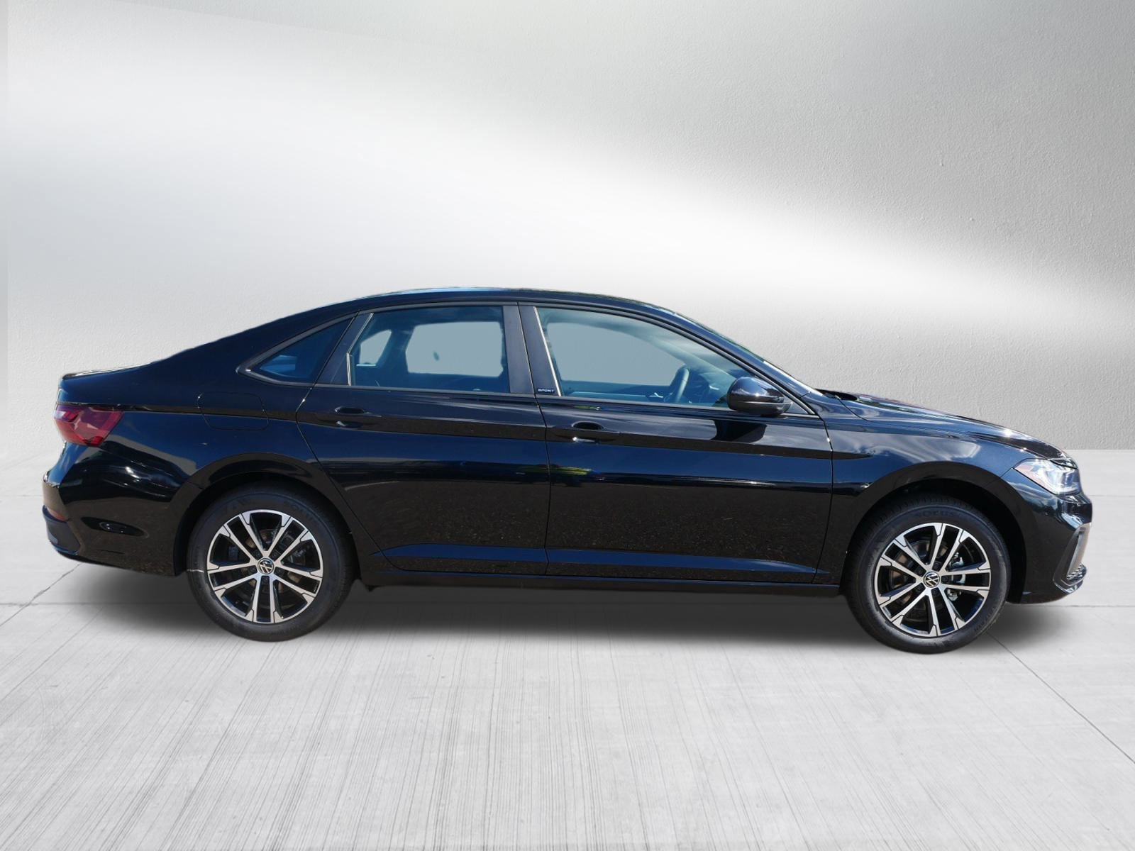 2025 Volkswagen Jetta Sport photo 4