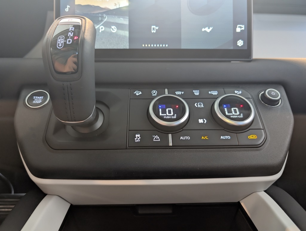 2025 Land Rover Defender 110 S photo 23