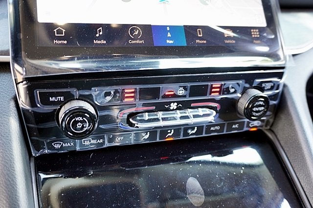 New 2023 Bright White Clear-Coat Exterior Paint Jeep 4xe image 33