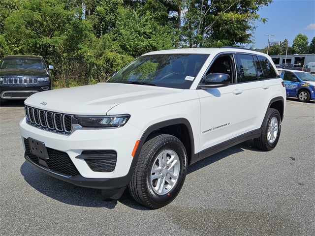 2025 Jeep Grand Cherokee Laredo photo 3