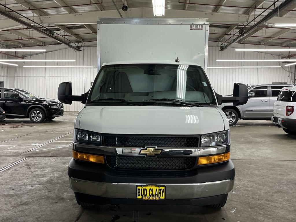 2025 Chevrolet Express Cutaway 3500 photo 2