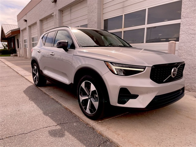 2024 Volvo XC40 AWD photo 3