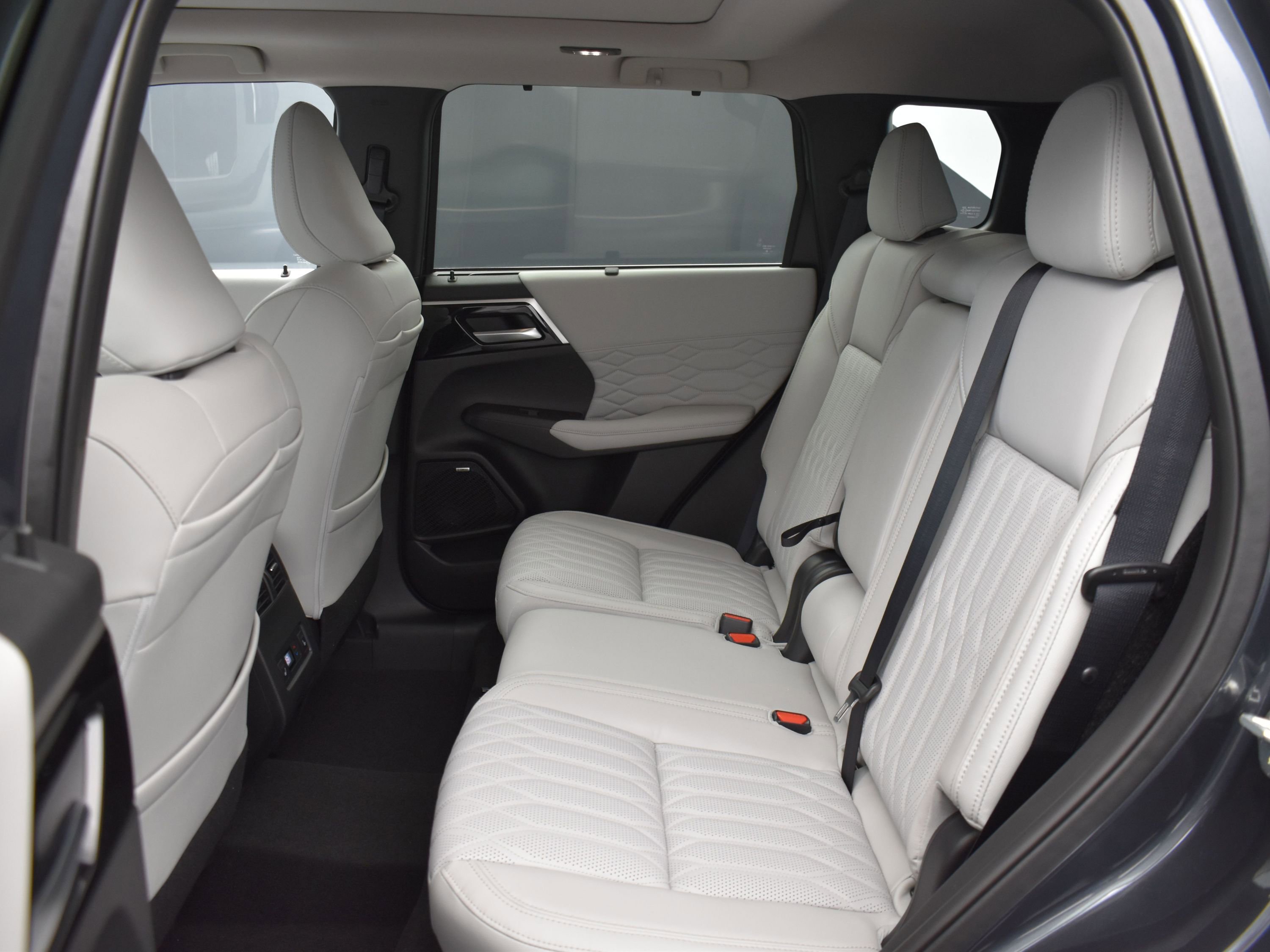 2025 Mitsubishi Outlander SEL photo 15