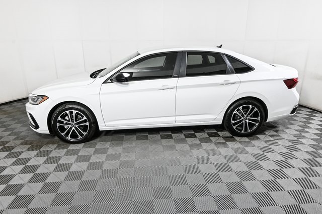 2025 Volkswagen Jetta 1.5T Sport photo 2
