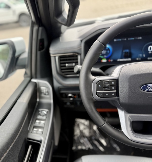 2025 Ford F-150 Lightning Lariat photo 19