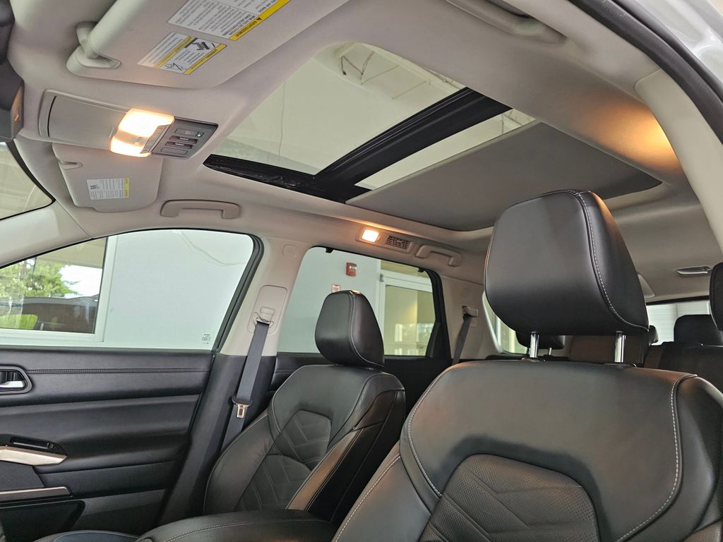 2022 Nissan Pathfinder Platinum photo 23